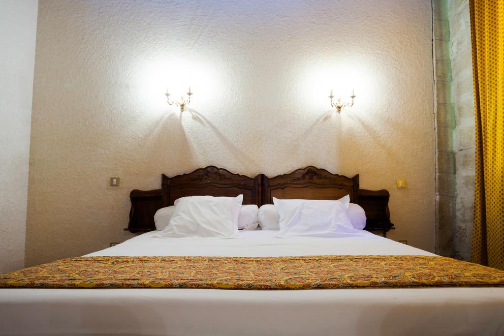 Auberge Du Pont Romain Sommieres Bagian luar foto