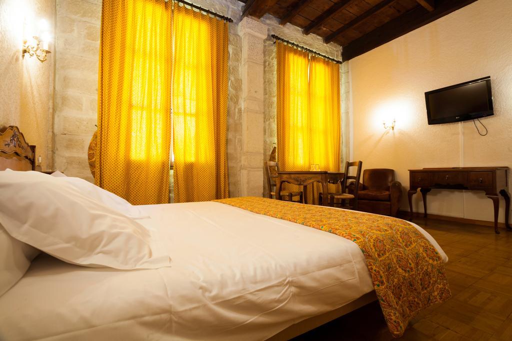 Auberge Du Pont Romain Sommieres Ruang foto