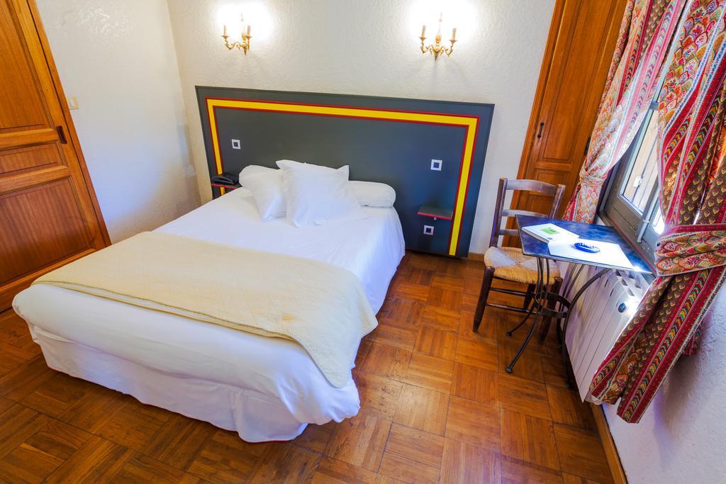 Auberge Du Pont Romain Sommieres Ruang foto