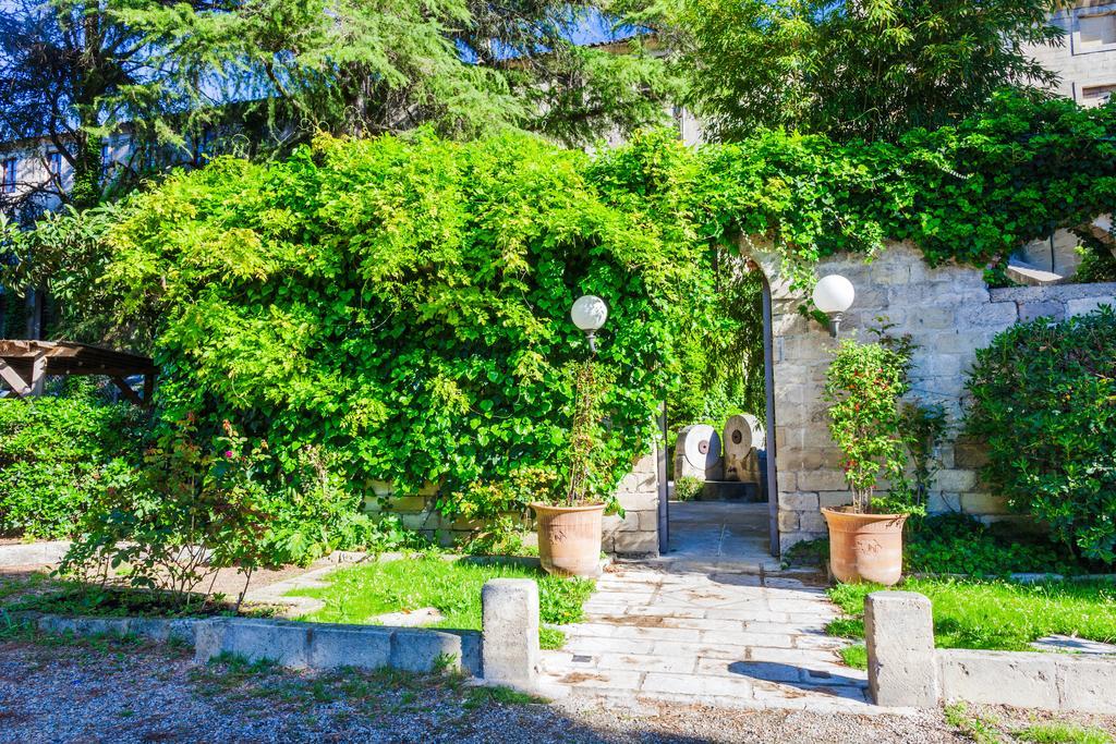 Auberge Du Pont Romain Sommieres Bagian luar foto